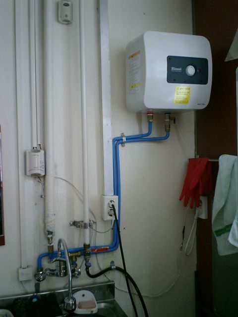 내동중학교 2층 보건실 전기온수기